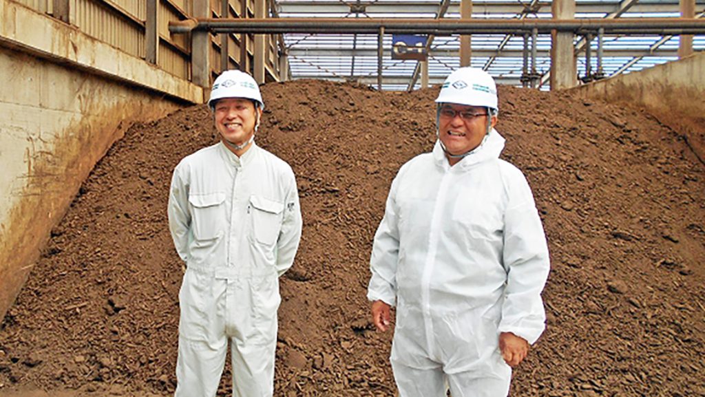 Array, 北海道芽室町, 混合装置・堆積型堆肥化装置　北土開発, 同社の処理施設であるホクドリサイクルセンター（LOOP)は北海道の芽室町にあり、製糖工場（日本甜<br />
菜製糖）から排出される年間7,000～8,000トンの脱水汚泥を、冬期の半年間で堆肥化処理しています。<br />
従来埋め立て処分されていた製糖工程の副産物をリサイクルするために建設され、当地で大量に発生す<br />
るバイオマスの循環に貢献しています。様